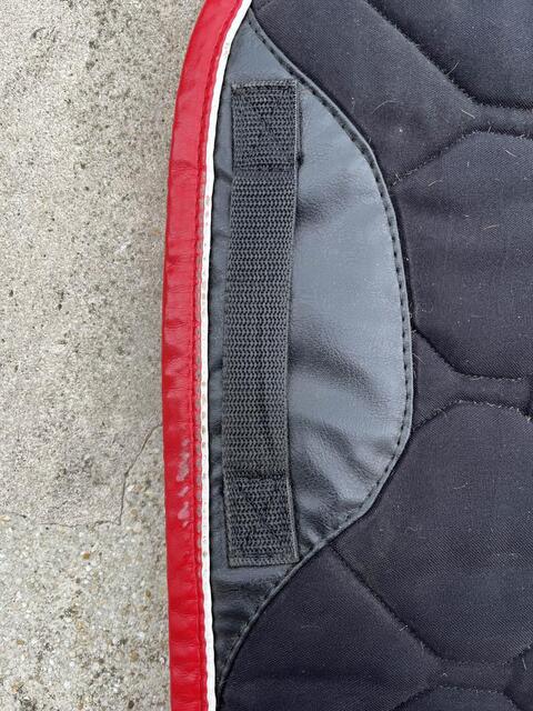 tapis noir et rouge GEM