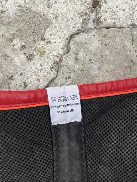 tapis noir et rouge GEM