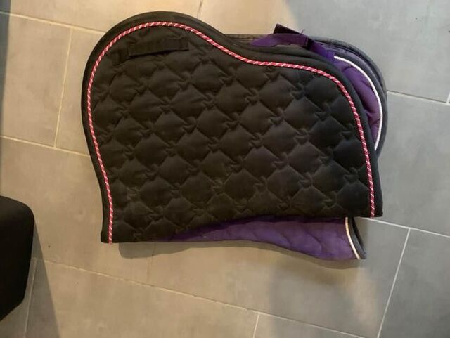 tapis equitheme coupe sport noir liséré rose