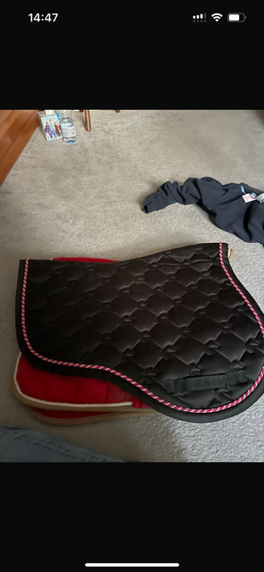 tapis equitheme coupe sport noir liséré rose