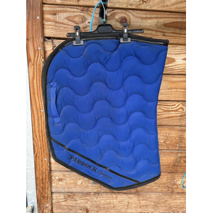 Tapis bleu rois coupé