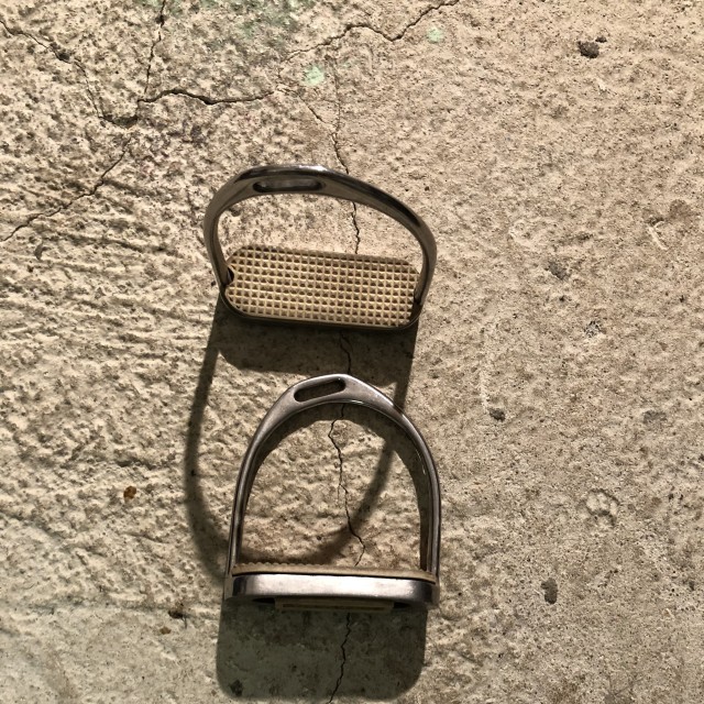 Etrier à double compensation