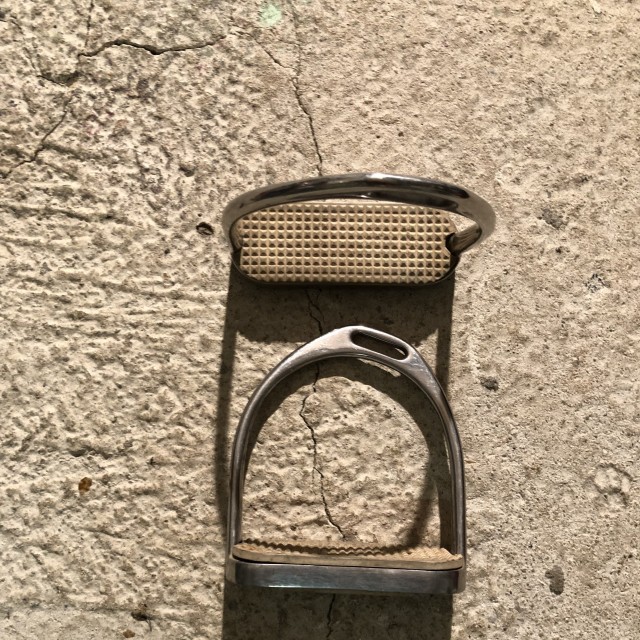 Etrier à double compensation