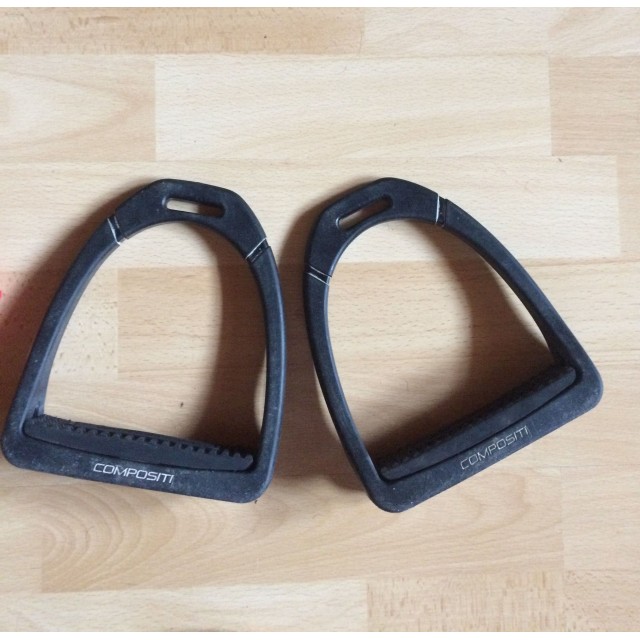 Étriers Compositi semelles noires et rouges