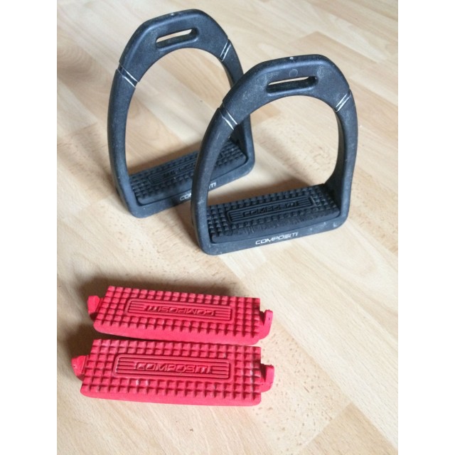 Étriers Compositi semelles noires et rouges