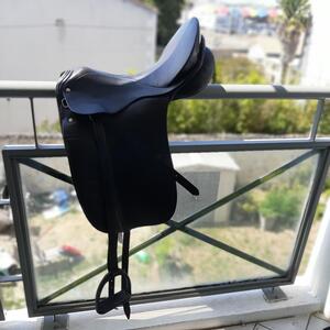 Selle de dressage et bride en cuir noir