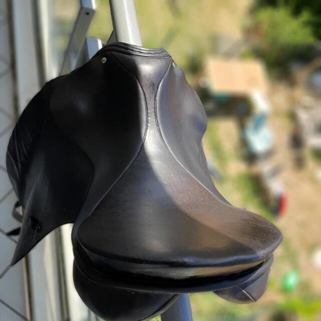 Selle de dressage et bride en cuir noir