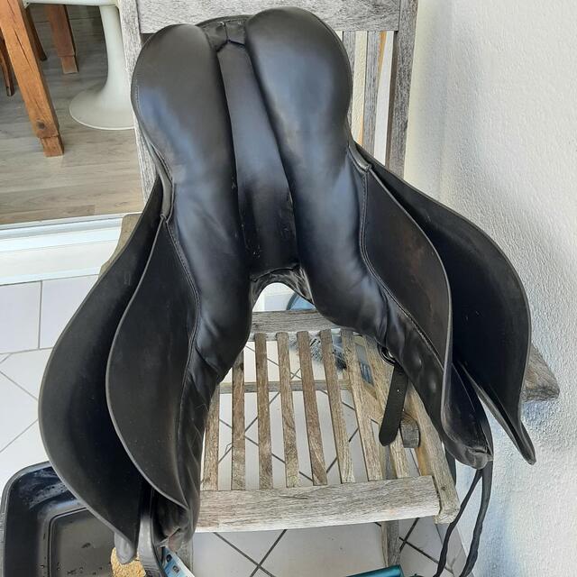 Selle de dressage et bride en cuir noir
