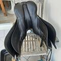 Selle de dressage et bride en cuir noir