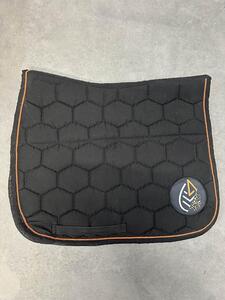 Tapis Akhal + Bonnet