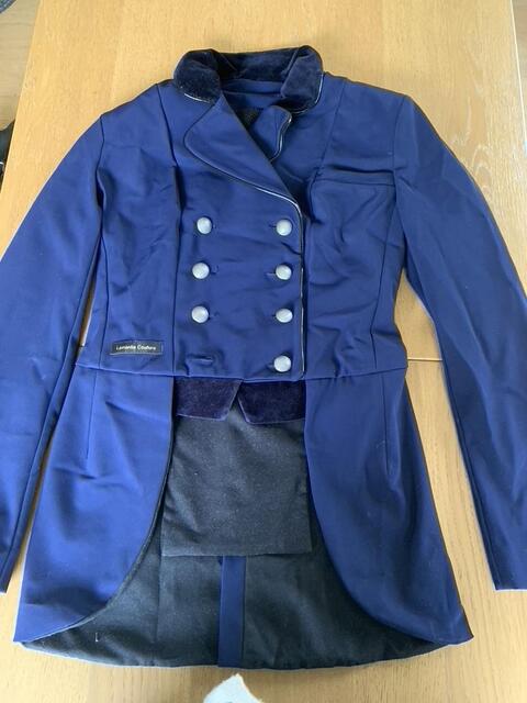 Mini-frac Lamantia Couture bleu, col et noeud velours bleu, liseré noir, boutons argenté