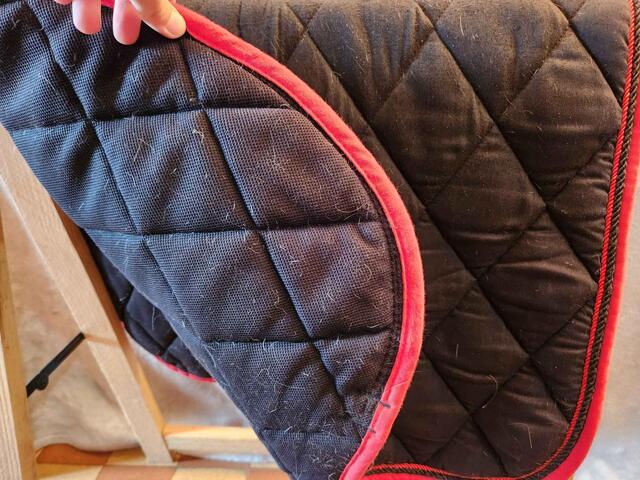 Tapis équithème, noir et rouge