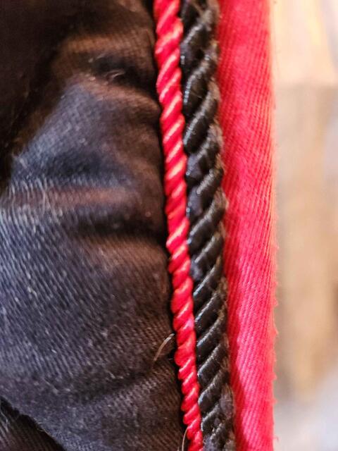 Tapis équithème, noir et rouge