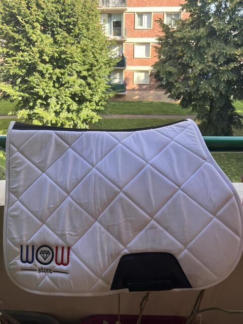Tapis et bonnet WOW store blanc