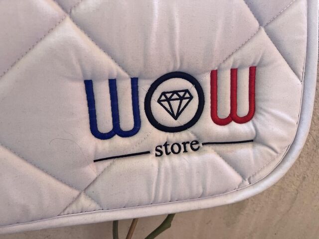 Tapis et bonnet WOW store blanc