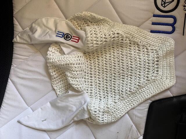 Tapis et bonnet WOW store blanc