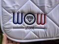 Tapis et bonnet WOW store blanc