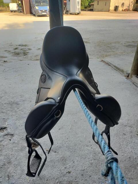 A vendre selle neuve de dressage ANTARES noir