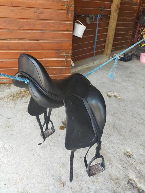 A vendre selle neuve de dressage ANTARES noir