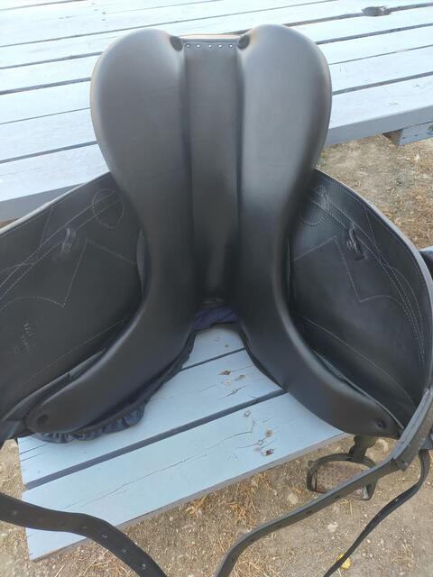 A vendre selle neuve de dressage ANTARES noir