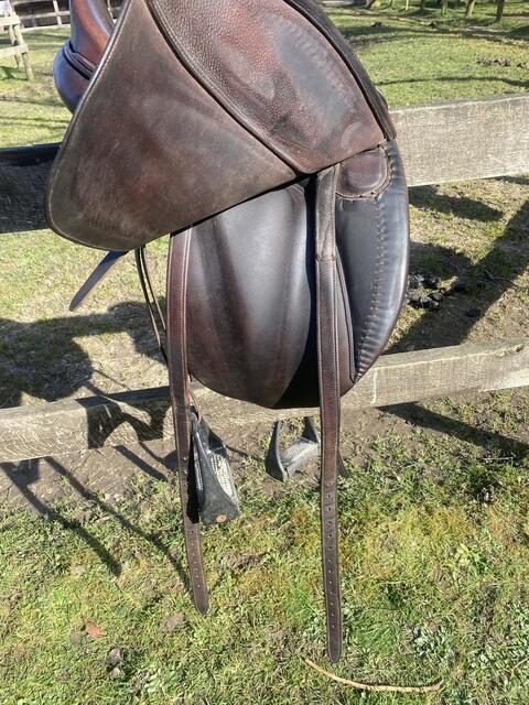 Selle de dressage butet
