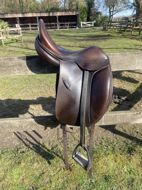 Selle de dressage butet