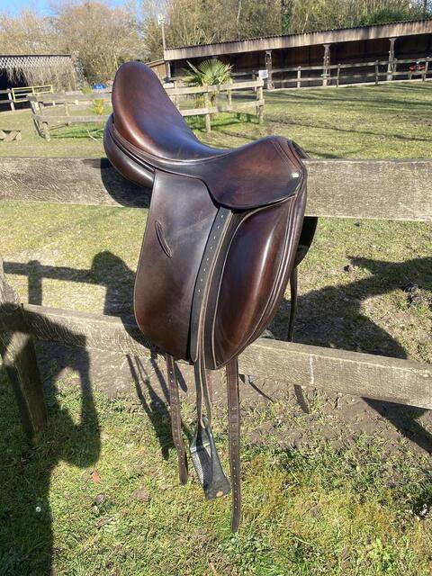 Selle de dressage butet