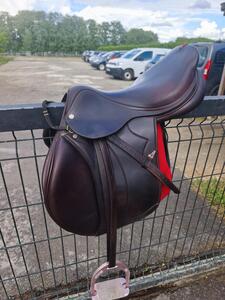 À VENDRE : Selle Équipe Évolution Spéciale – 17,5 pouces