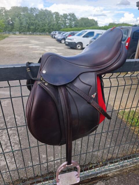 À VENDRE : Selle Équipe Évolution Spéciale – 17,5 pouces