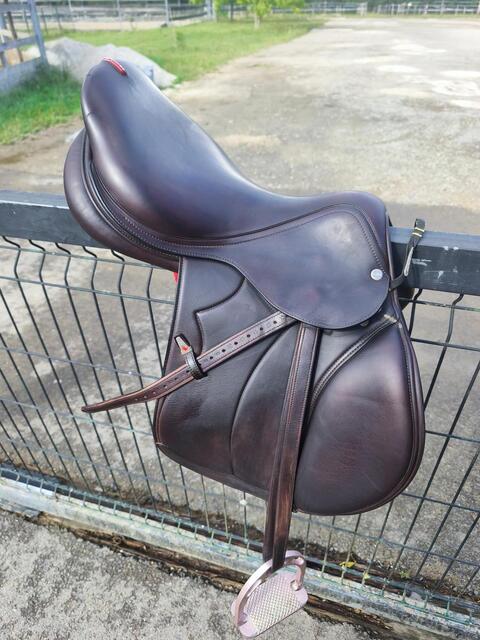 À VENDRE : Selle Équipe Évolution Spéciale – 17,5 pouces