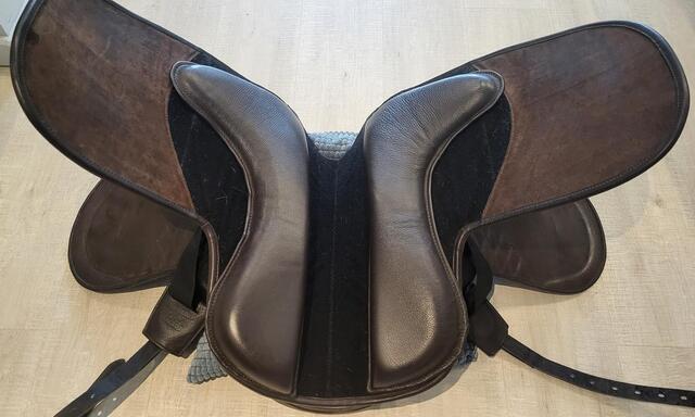Selle dressage arçon cuir Hidalgo Modèle Chicago 18"