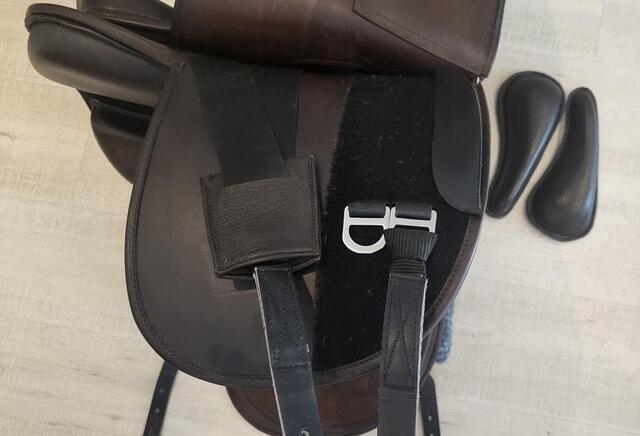 Selle dressage arçon cuir Hidalgo Modèle Chicago 18"