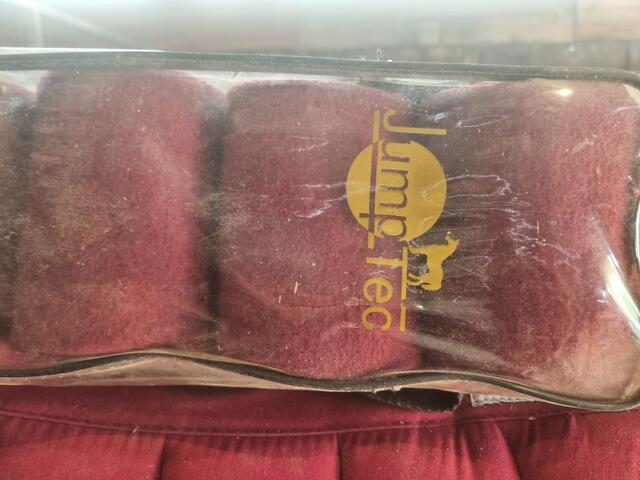 Tapis et bandes bordeaux