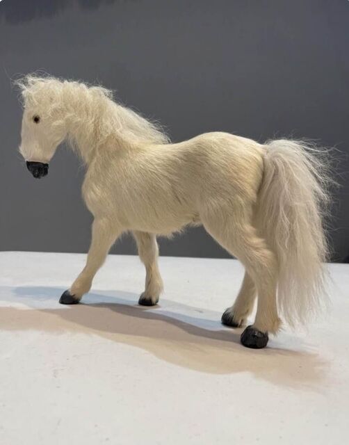 Figurine cheval en fourrure