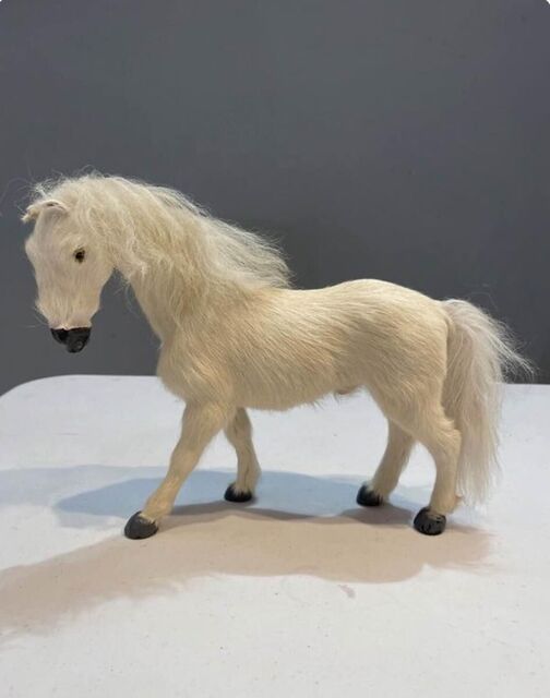 Figurine cheval en fourrure
