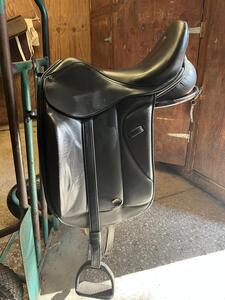 Selle de dressage monoquartier noire 16,5