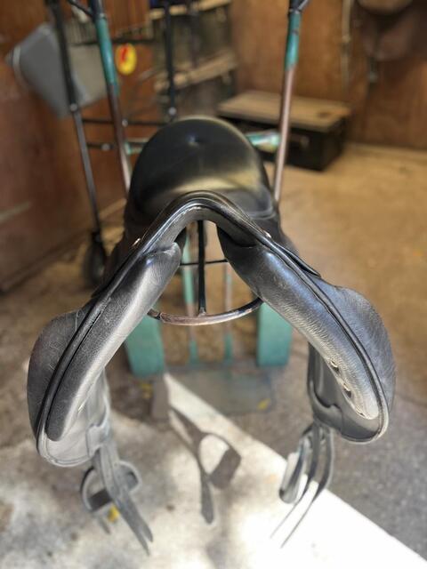 Selle de dressage monoquartier noire 16,5