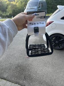étrier noir