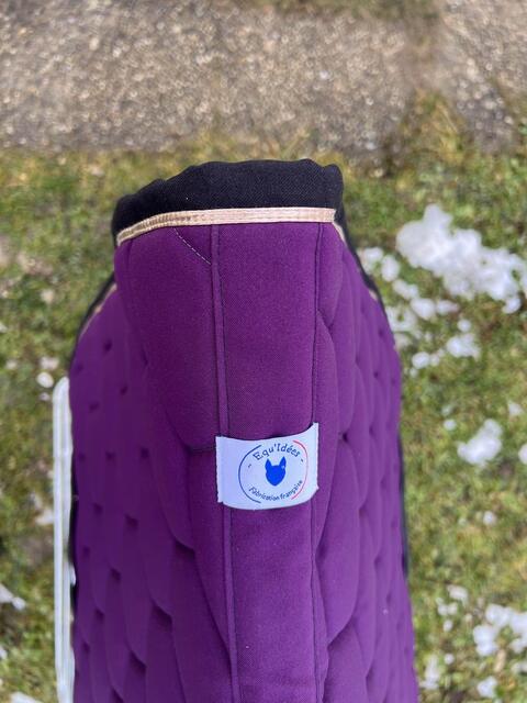 Tapis dressage violet bord noir et or Equidées