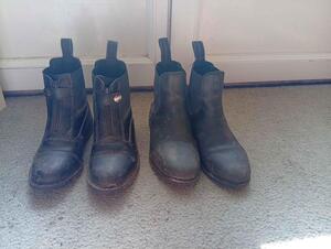 boots noir en lot ou a l'unité . boots a fermeture 34 et l'autre 36