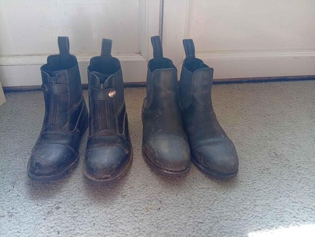 boots noir en lot ou a l'unité . boots a fermeture 34 et l'autre 36