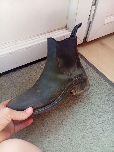 boots noir en lot ou a l'unité . boots a fermeture 34 et l'autre 36