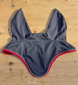 bonnet gris et rouge