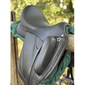 Selle Forestier Aachen 17” 2A – Noir toute veau (2022) + sangle + étrivières