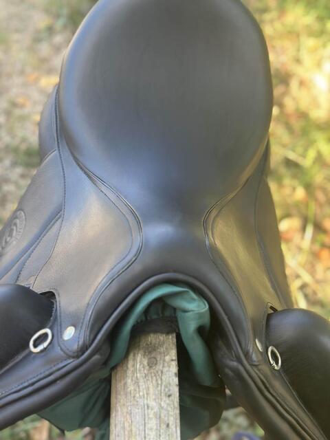 Selle Forestier Aachen 17” 2A – Noir toute veau (2022) + sangle + étrivières