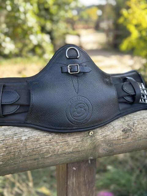 Selle Forestier Aachen 17” 2A – Noir toute veau (2022) + sangle + étrivières