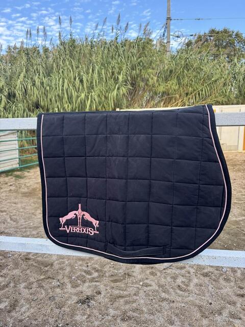 tapis veredus noir et rose