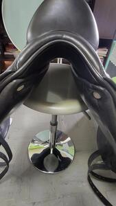 Selle de dressage CWD 17" SE08 Noir monoquartier