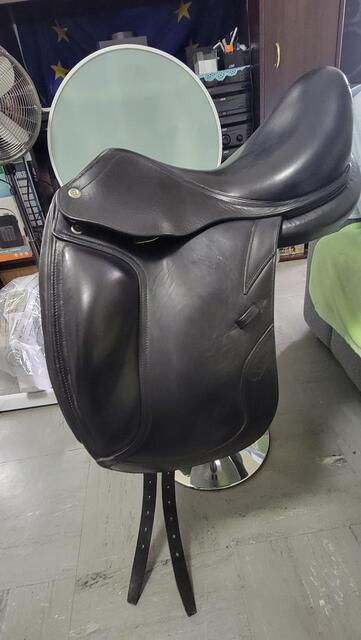 Selle de dressage CWD 17" SE08 Noir monoquartier