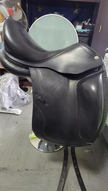Selle de dressage CWD 17" SE08 Noir monoquartier